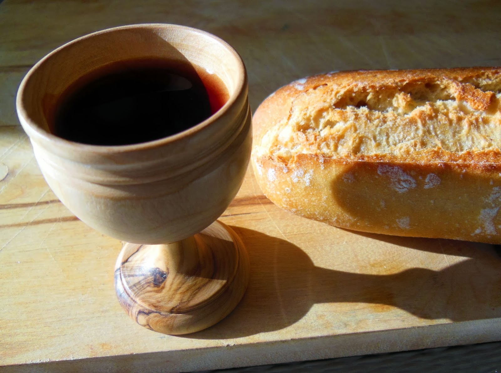 Kerkdienst met delen van brood en wijn